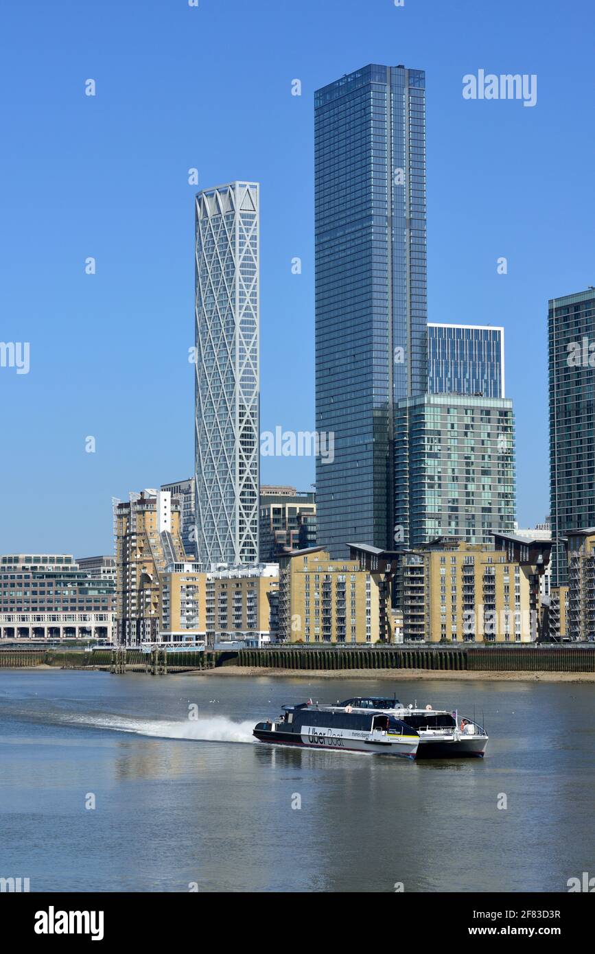 Uber Thames Clipper, das neufundland und die Landmark Pinnacle, Canary Wharf, East London, Großbritannien Stockfoto