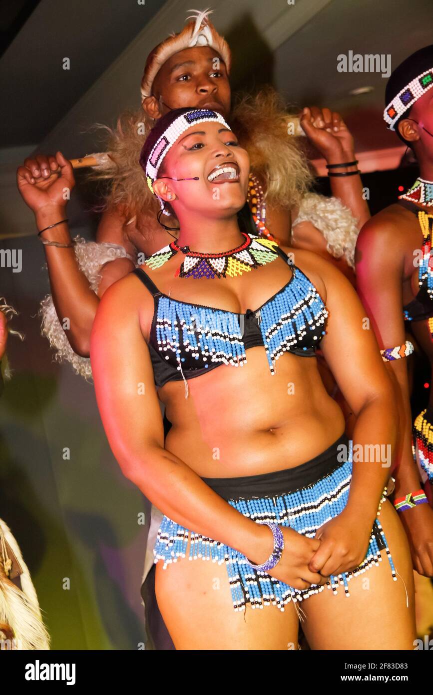 JOHANNESBURG, SÜDAFRIKA - 03. Mai 2019: Zulu African Tribal Dancers Sänger mit traditioneller Kleidung Stockfoto