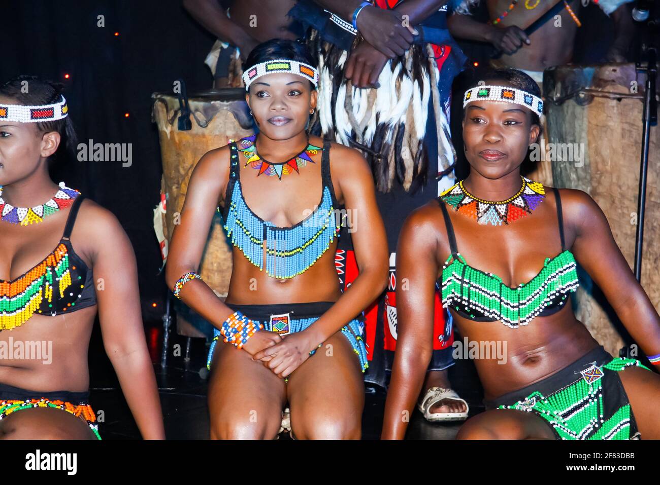 JOHANNESBURG, SÜDAFRIKA - 03. Mai 2019: Zulu African Tribal Dancers Sänger mit traditioneller Kleidung Stockfoto