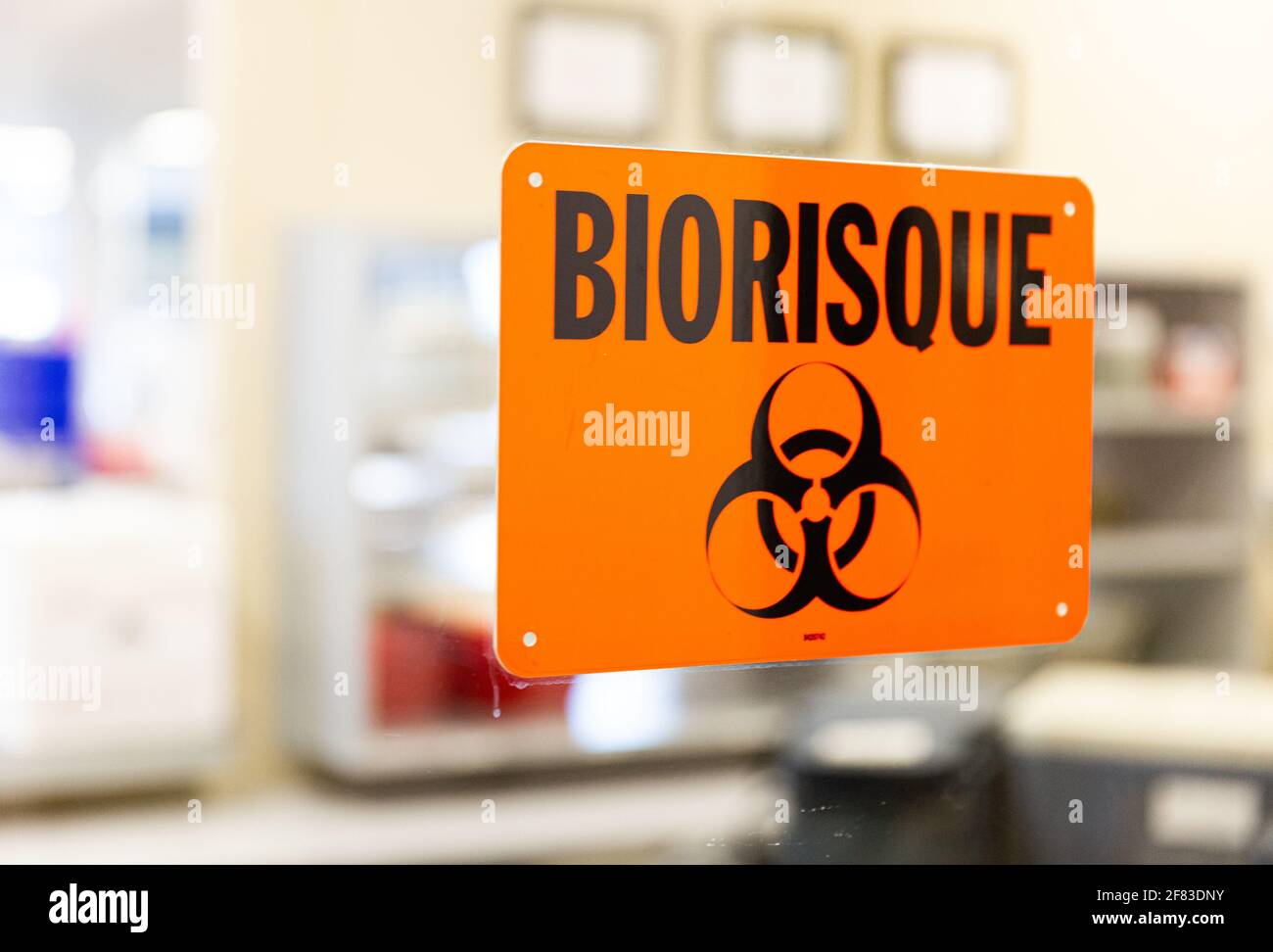 Orange Bio-Risikobeschilderung auf französisch Stockfoto