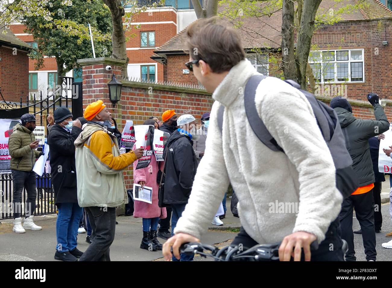 London, Großbritannien. April 2021. Nigerianer protestieren vor dem nigerianischen Hochkommissions-Wohnsitz, Abuja House, London, gegen „Buhari muss gehen“. Die Demonstranten sind wütend, dass Präsident Buhari wegen medizinischer Hilfe in Großbritannien ist und ihn als „Heuchler“ bezeichnet, weil er das nigeranische Gesundheitssystem unterfinanziert hat. Eine Karnevalsatmosphäre, in der Demonstranten versuchen, Buhari mit lauter Musik aus der Residenz der Hohen Kommission zu verdrängen. Kredit: Bradley Taylor / Alamy Live Nachrichten Stockfoto