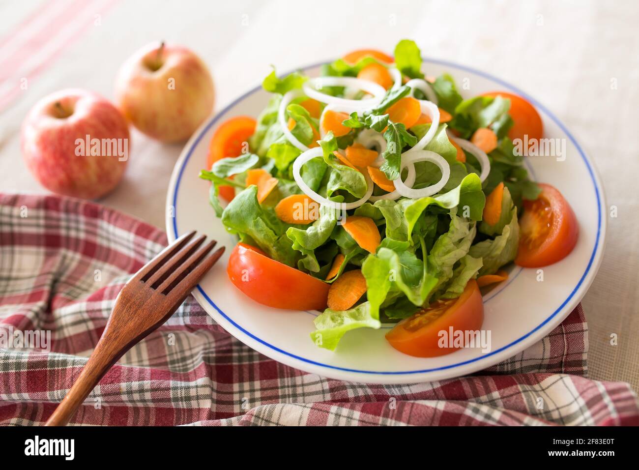 Gemischter grüner Salat mit Salat, Karotten in Scheiben schneiden und Tomate schneiden Stockfoto