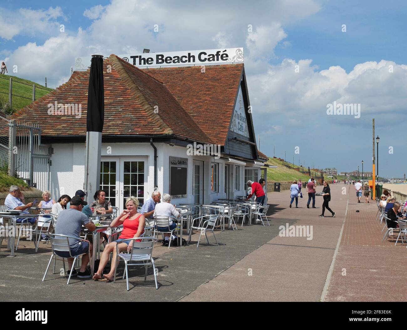 Die Promenade und das belebte Beach Cafe im Seaside Resort in Gorleston, Nr Great Yarmouth, Norfolk, England, Großbritannien Stockfoto