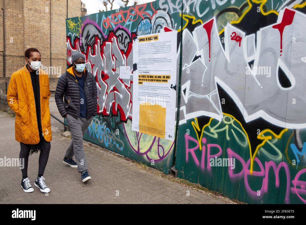 London, Großbritannien, 11. April 2021: In Brixton fordert ein Plakat auf der Railton Road die lokale Gemeinde auf, ihre Erinnerungen an die Brixton-Krawalle von 1981 bis 81 Acts of exuberant Defiance einzubringen. Dies ist ein Gemeinschaftsprojekt zum Gedenken an den 40. Jahrestag der Aufhebung der schwarzen Gemeinschaft gegen Polizeigewalt. Anna Watson/Alamy Live News Stockfoto