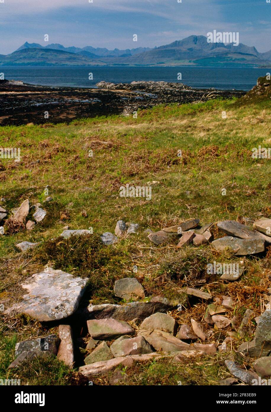 Inver Aulavaig (Sron Daraich N Cist) Bronzezeitlicher Rundkairn- und Grabcist, Isle of Skye, Schottland, Großbritannien, mit Blick nordwestlich über Loch Eishort bis zu Cuillin Hills. Stockfoto