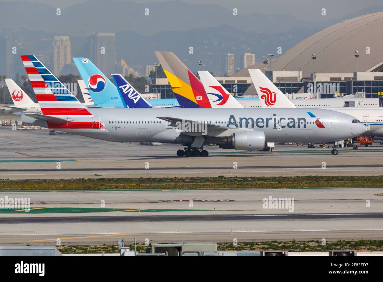 Los Angeles, USA - 20. Februar 2016: American Airlines Boeing 777-200 am Flughafen Los Angeles (LAX) in den USA. Boeing ist ein Flugzeughersteller BAS Stockfoto