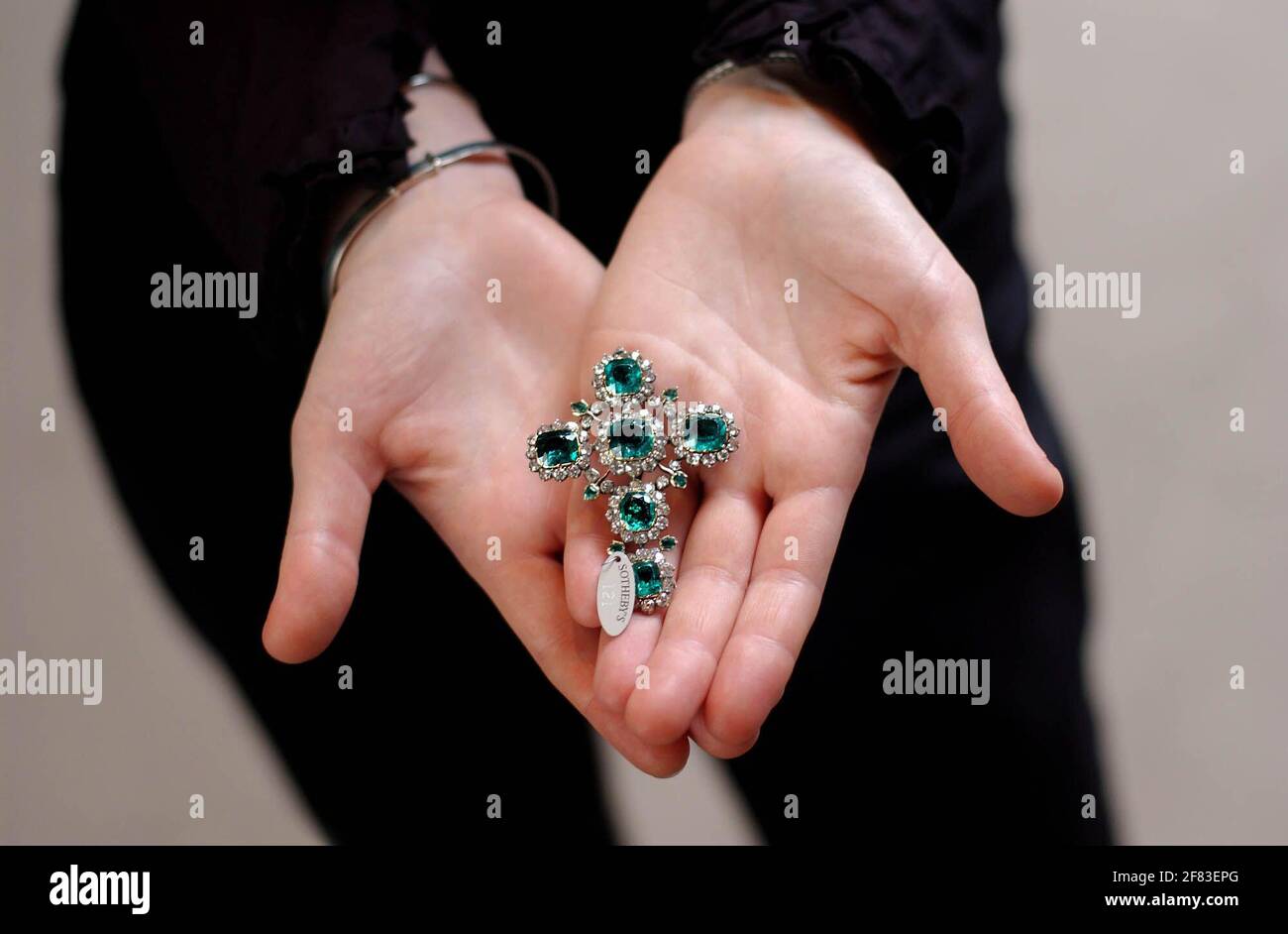 Ein Smaragd- und Diamant-Kruzifixanhänger, um 1800, der ursprünglich Königin Charlotte gehörte, wurde heute bei Sotheby's für das Foto vom 41,825.18. Juni 2002 verkauft Andy Paradise Stockfoto