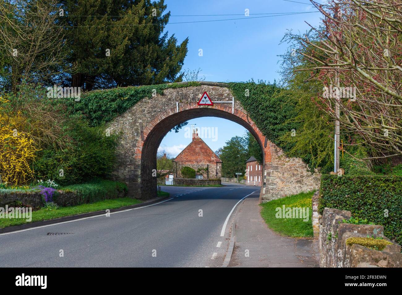 Tichnall, Derby, UK, April,11,2021: Tichnall Arch wurde 1794 als Teil des Kalksteinbruchs der Tichnall Tramway errichtet, einer der ältesten Eisenbahnbögen in Stockfoto