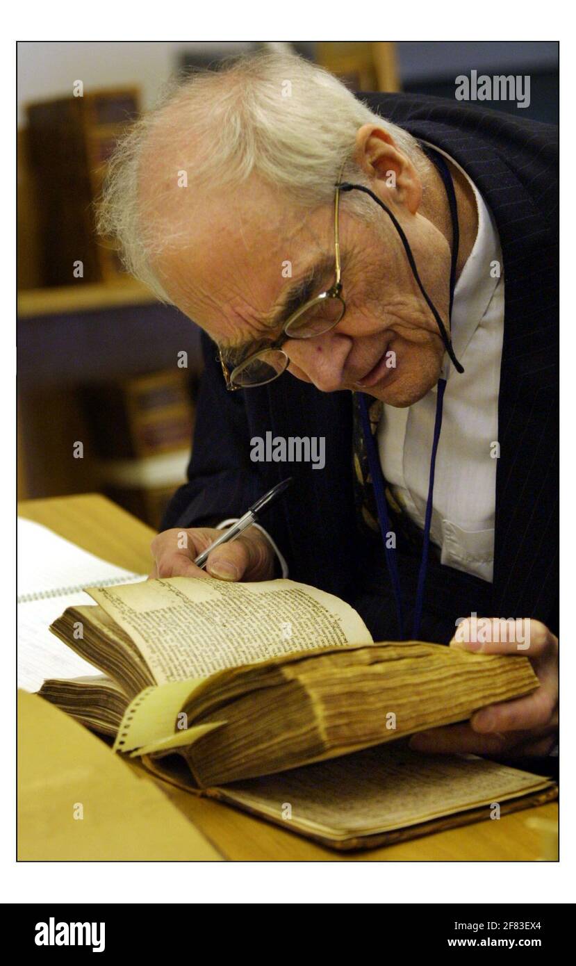 Lord Russell inspiziert historische Dokumente über den englischen Bürgerkrieg Im Home Office.pic David Sandison 14/4/2003 Stockfoto
