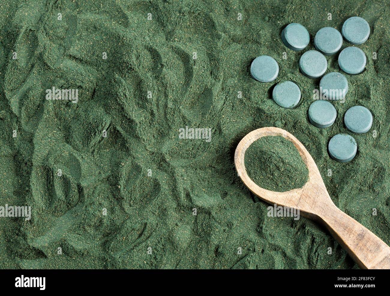 Spirulina Algenpulver und Tabletten. Arthrospira platensis Stockfoto