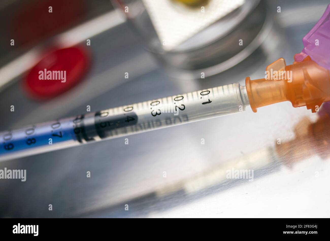 Spritze mit Medikamenten neben Medikamentenfläschchen, die im Krankenhaus vorbereitet wurden, konzeptuelles Bild Stockfoto