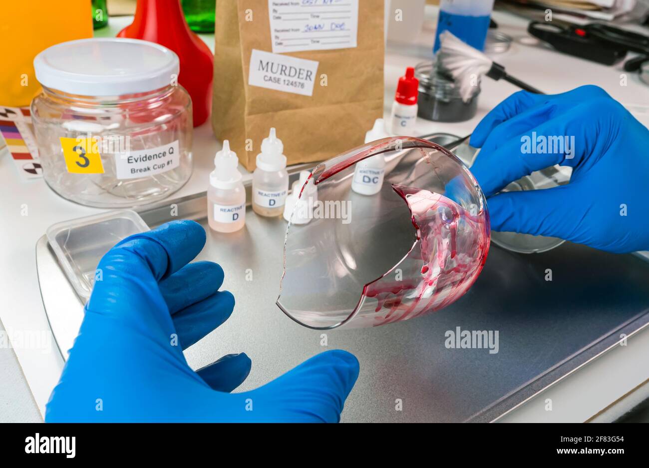 Polizei Experte erhält Blutprobe von einem zerbrochenen Flaschen in Kriminalistische Lab, konzeptionelle Bild Stockfoto