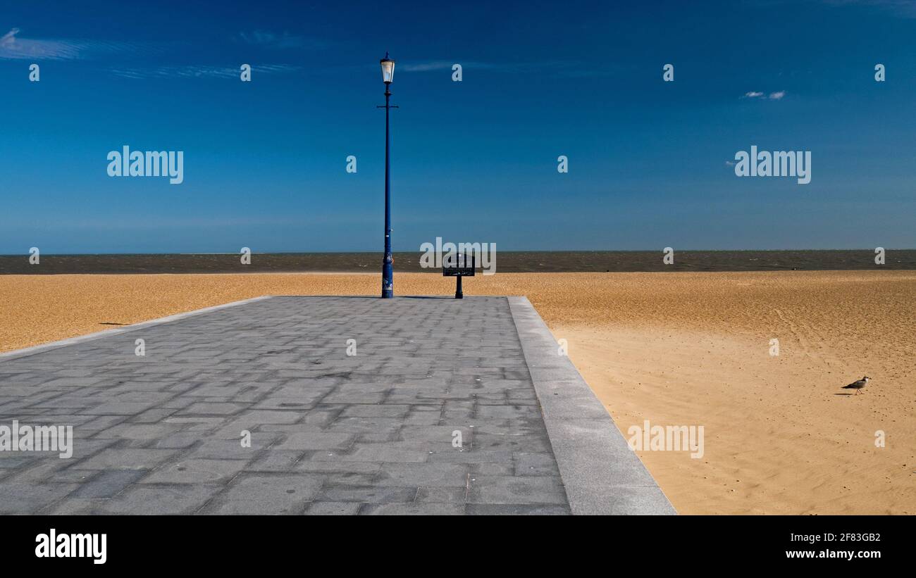 Great Yarmouth's Sea-Front Jetty zeigt in Richtung Nordsee, mit dramatischem Deep Blue Sky, & Golden Sands, Great Yarmouth, Norfolk, England, VEREINIGTES KÖNIGREICH Stockfoto