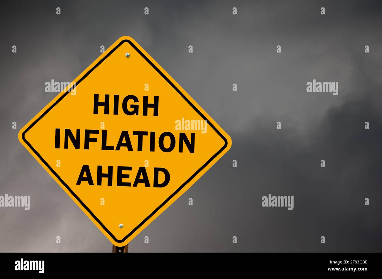 Hohe Inflation voraus konzeptionelle Warnung Straßenschild mit stom Himmel Im Hintergrund Stockfoto