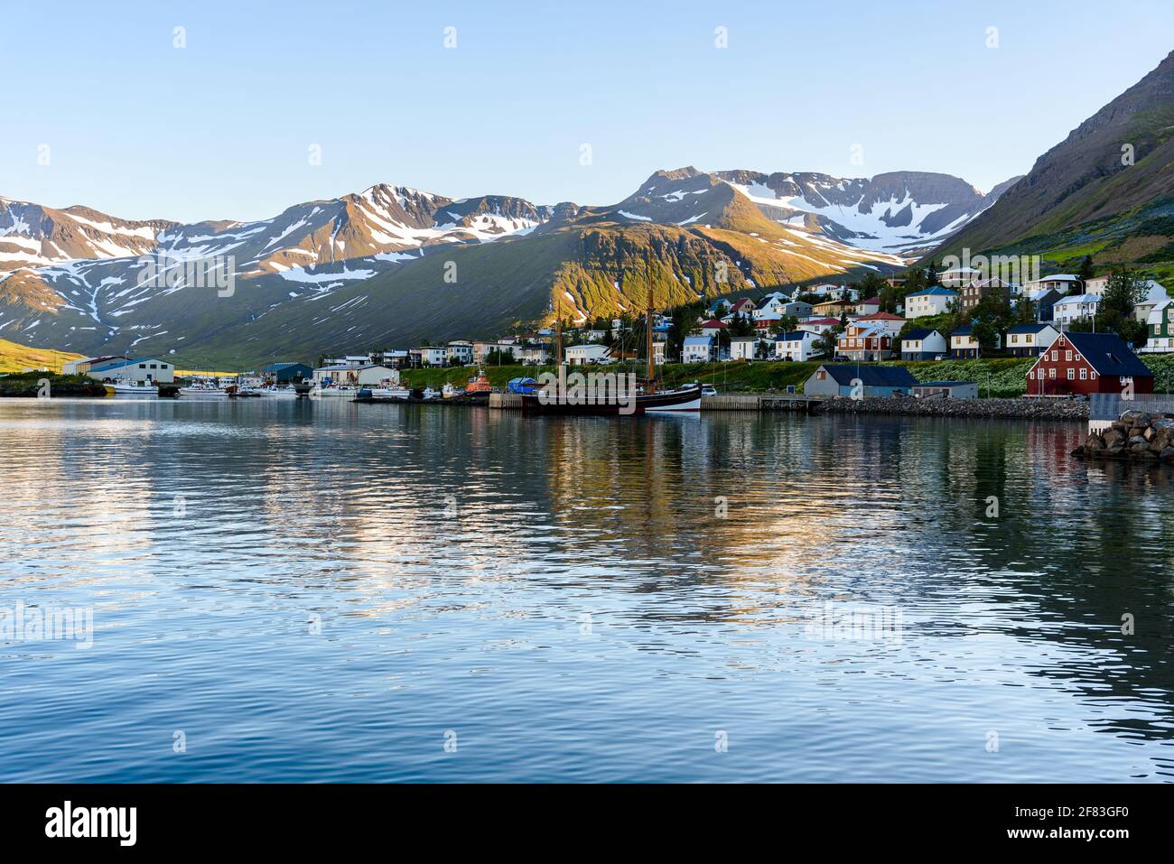 Kleiner Fischerort in einem engen Fjord am Norden Küste von Island an einem klaren Sommertag Stockfoto