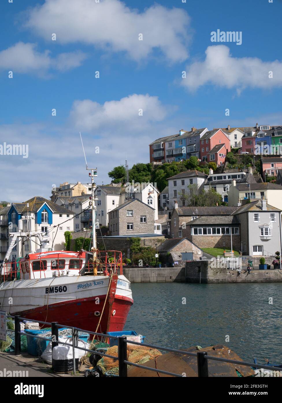 Die Torbay Stadt Brixham, mit seinem Hafen und bunten Fischerbooten, Brixham, Devon, England, Großbritannien Stockfoto