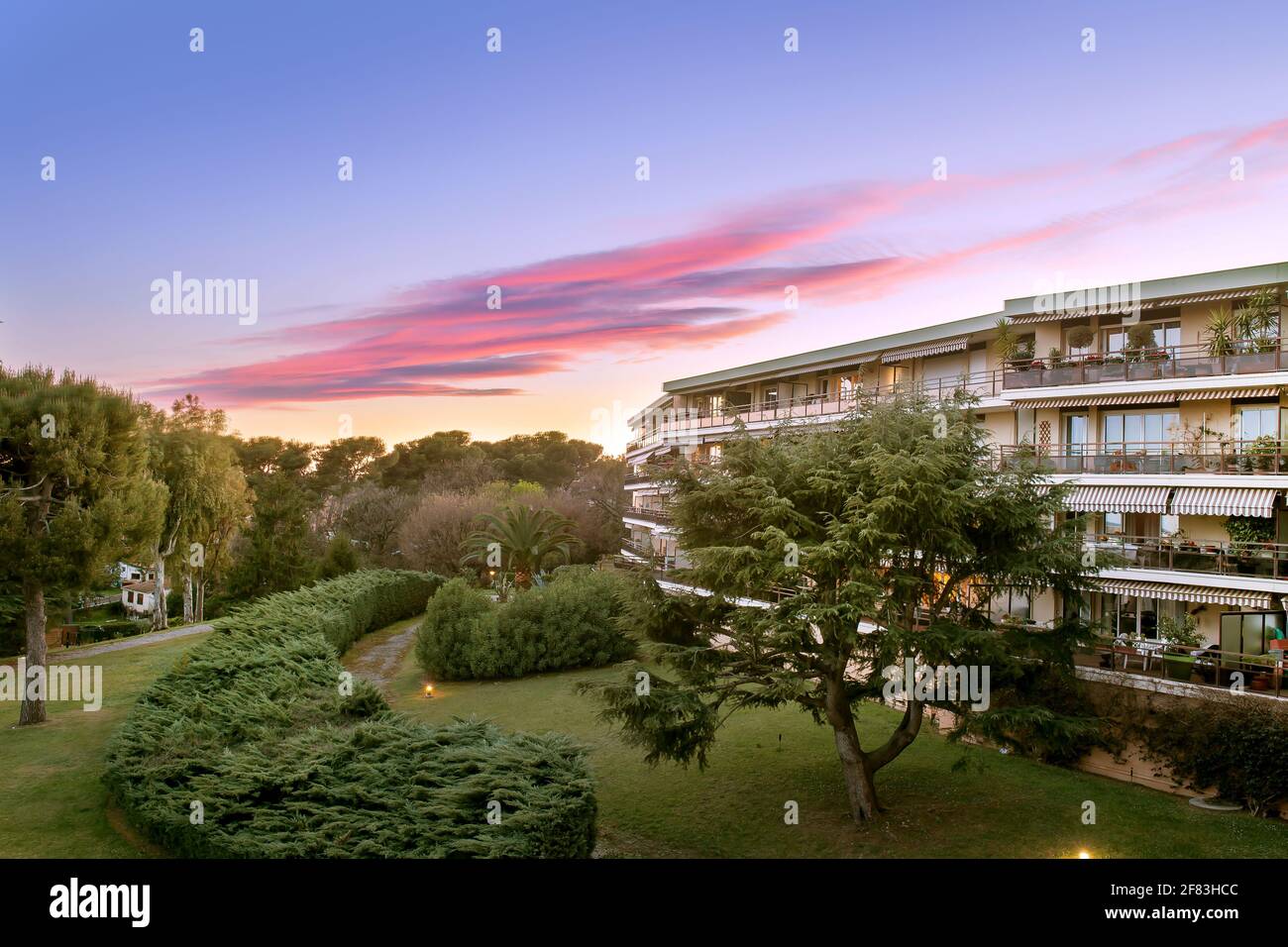 Villeneuve Loubet, Frankreich - 15. März 2020: Sonnenuntergang schöner Blick auf den Himmel vom Garten einer Wohnung Stockfoto