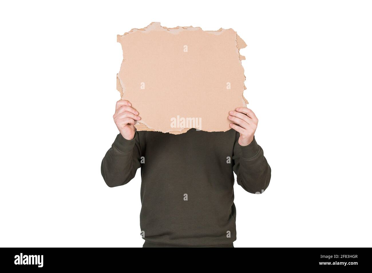 Anonymer Mann bedeckt seinen Kopf mit einem leeren Pappbogen, Platz für Nachrichten. Leeres Banner für Werbung. Inkognito Person versteckt, isoliert o Stockfoto