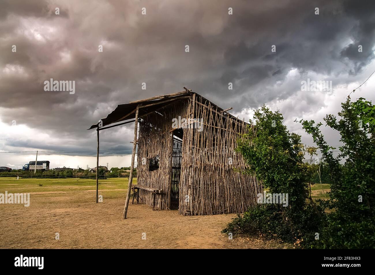 Leeres Ferienhaus auf Wüstenwiese am Nachmittag wolkigen Himmel Stockfoto