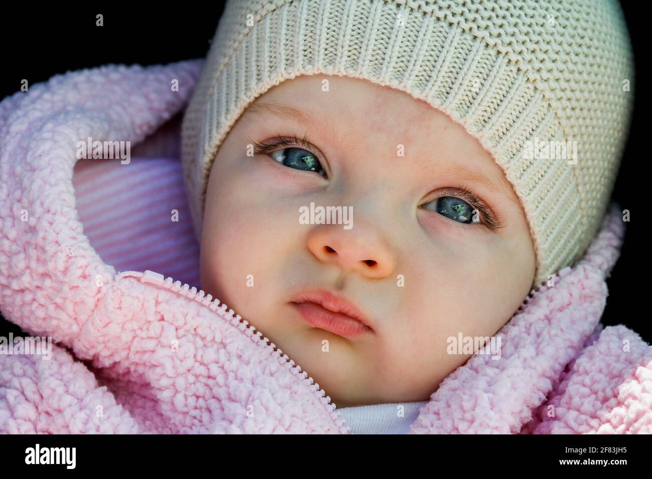 Kleine niedliche Baby Mädchen Kopf mit Hut und rosa geschossen Kleid Stockfoto
