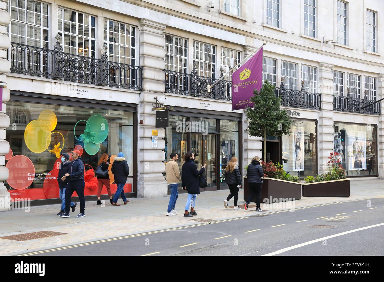 London, Großbritannien, 11. April 2021. Die Bürgersteige wurden erweitert, Pflanzgefäße und neue Sitzgelegenheiten installiert und die Fahrradwege wurden verbessert, um die Käufer am 12. April, wenn die Geschäfte wieder eröffnet werden, zu ermutigen, wie es der Fahrplan der Regierung zur Lockerung der Covid-Beschränkungen vorgibt. Monica Wells/Alamy Live News Stockfoto