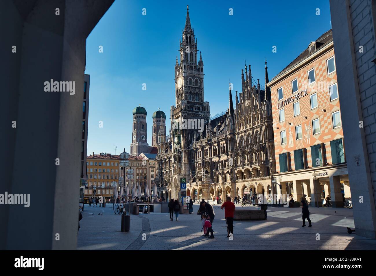 MÜNCHEN, DEUTSCHLAND - 04. Apr 2021: Menschen genießen einen schönen Frühlingstag auf dem Marienplatz in München. Fußgänger zu Fuß in der Innenstadt. Stockfoto
