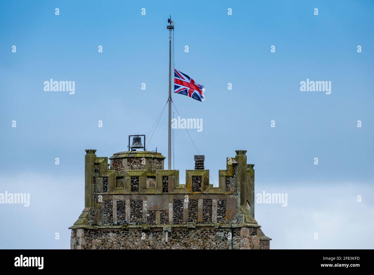 Die Union Jack-Flagge, die auf Halbmast fliegt, ehrt Prinz Philip, Herzog von Edinburgh nach seinem Tod Stockfoto