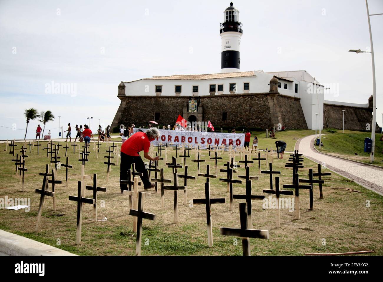 salvador, bahia, brasilien - 21. januar 2021: Demonstration gegen die Regierung von Präsident Jair Bolsonaro setzte Kreuze in Farol da Barra in Salvador Stockfoto