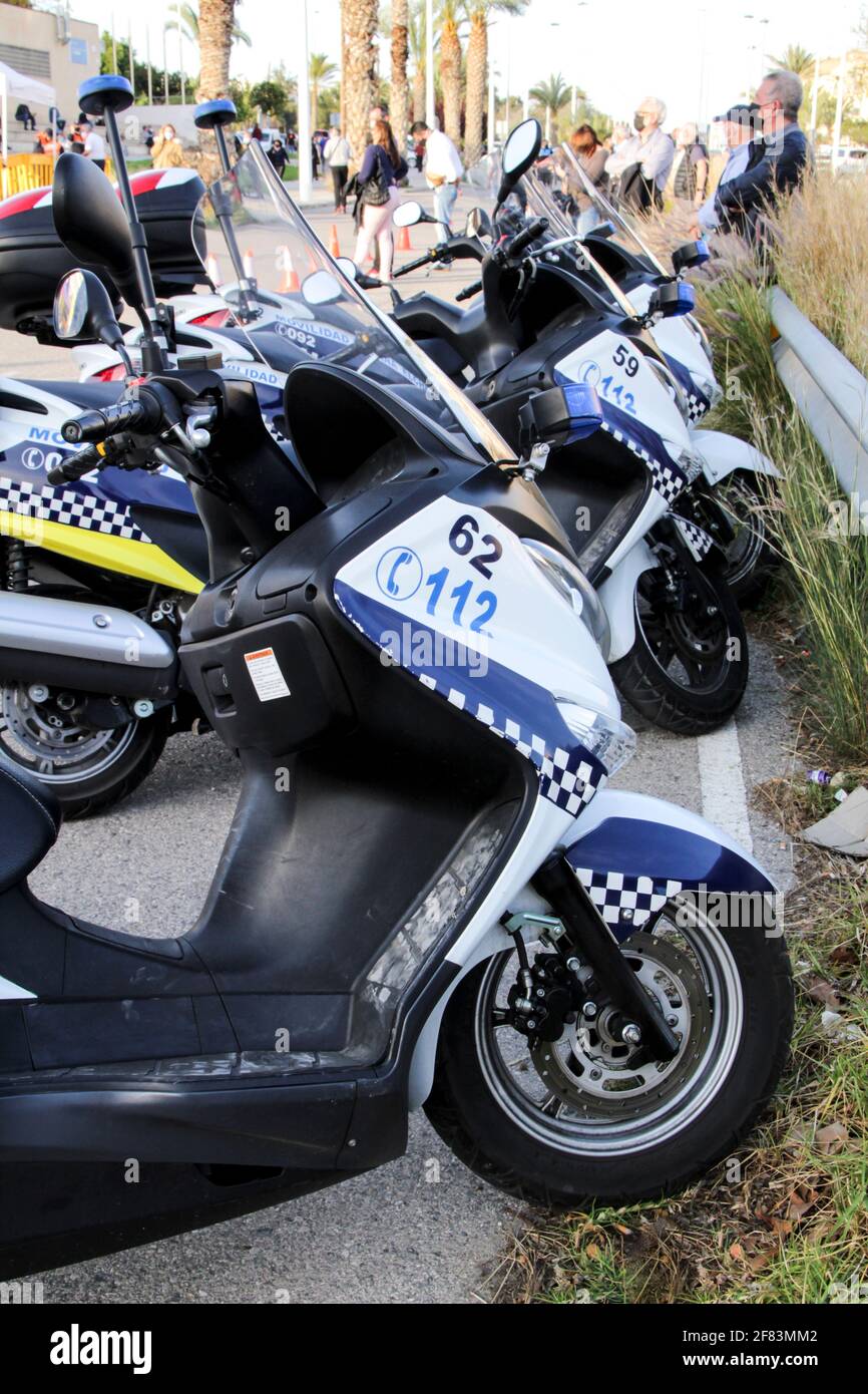 Elche, Alicante, Spanien - 6. April 2021: Polizeimotorräder parkten auf der Straße in Elche, Spanien Stockfoto