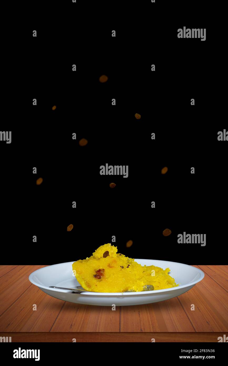 Indische traditionelle süße kesari oder Grieß Dessert auf Holztischen Stockfoto