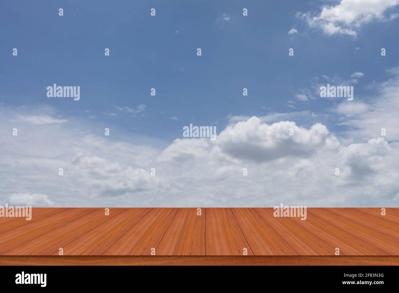Brauner Holzboden mit perspektivischem Hintergrund und bewölktem Himmel Stockfoto