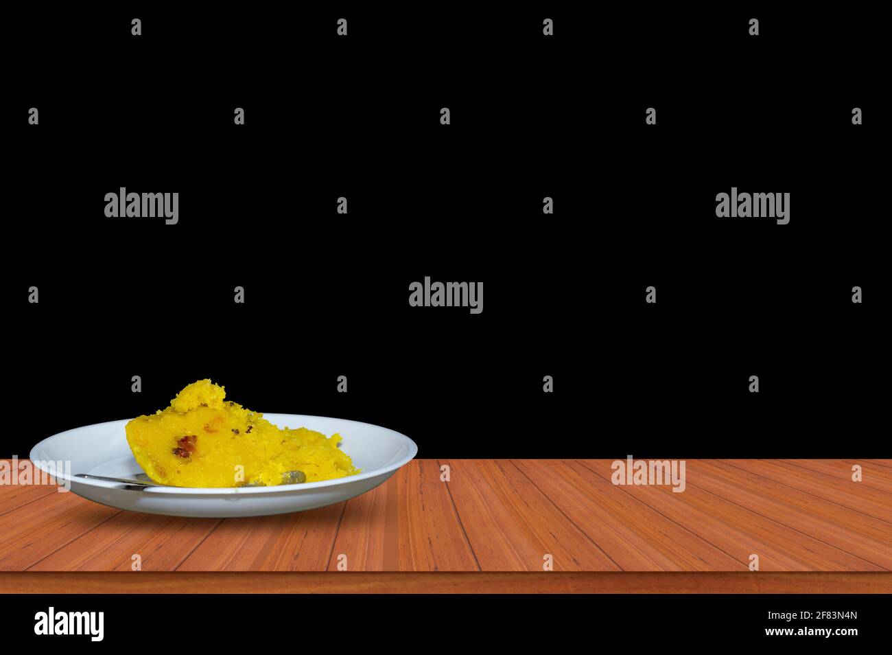 Indische traditionelle süße kesari oder Grieß Dessert auf Holztischen Stockfoto