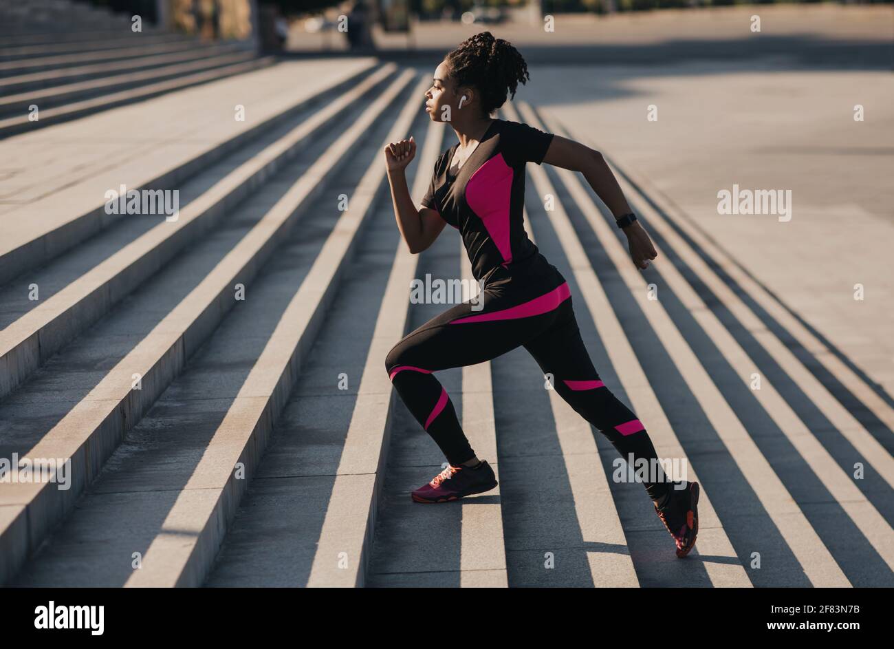 Schöne starke Körper-und Cardio-Training im Freien, Gesundheit, aktiv und Motivation während covid-19 Stockfoto