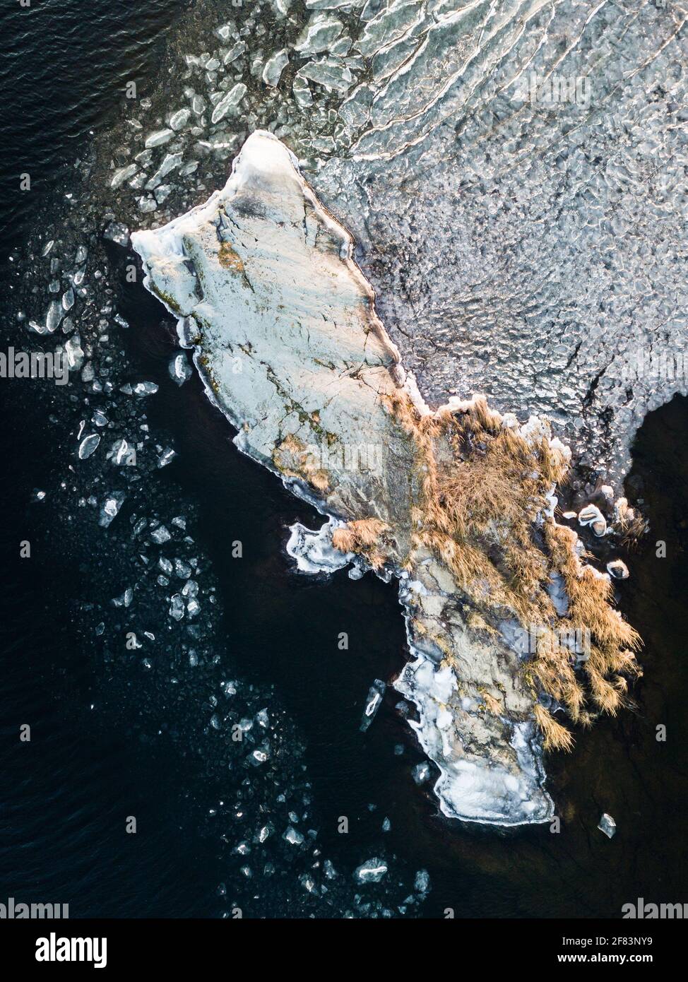 Eisstücke bilden sich auf der kleinen Insel am eiskalten See Stockfoto