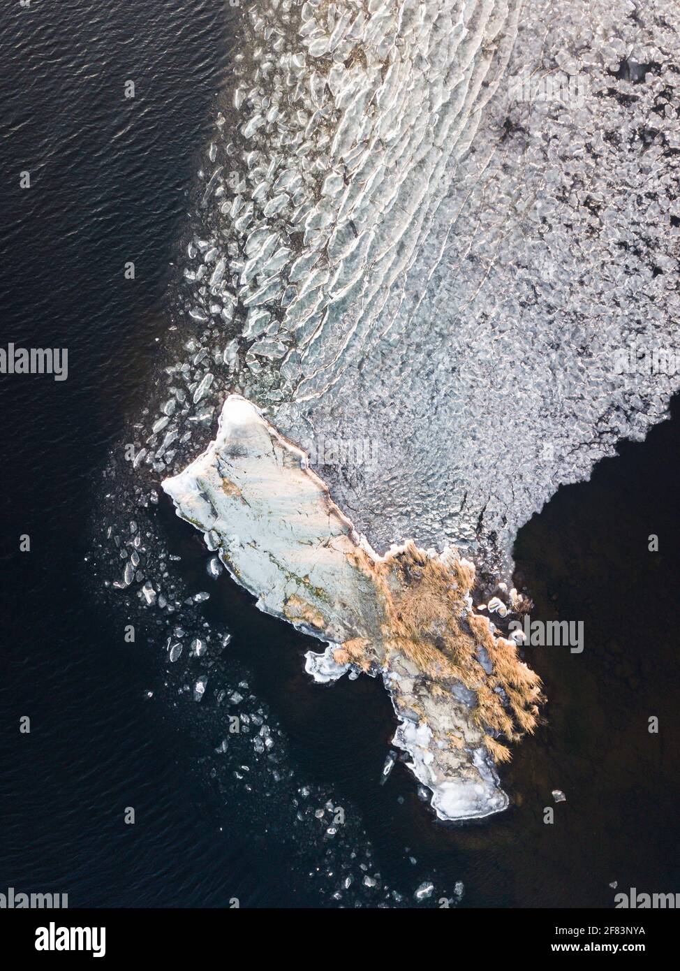 Eisstücke bilden sich auf der kleinen Insel am eiskalten See Stockfoto