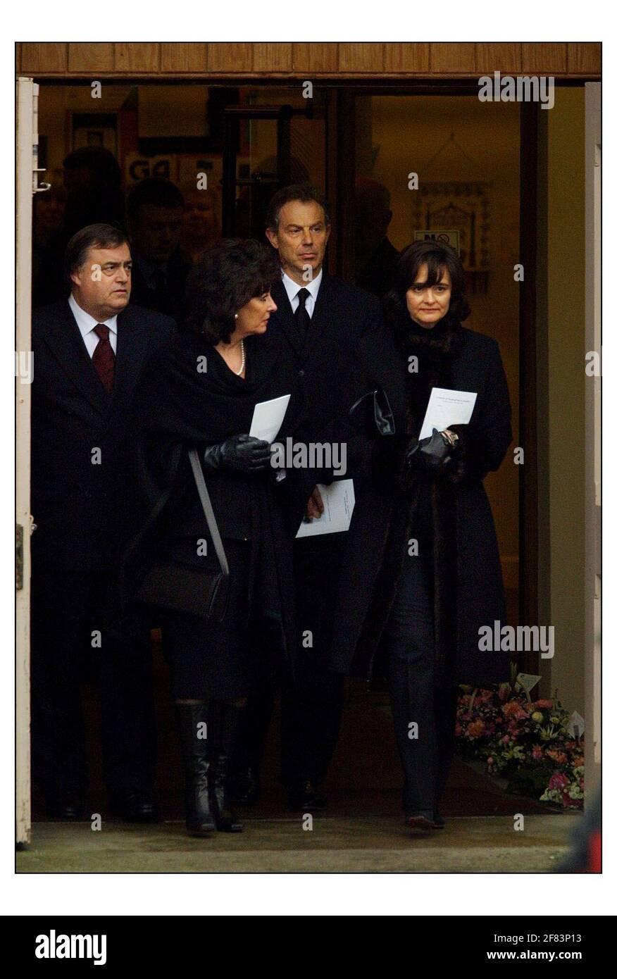 Die Blairs und Prescots bei der Beerdigung der Gordon und Sarah Browns Tochter Jenifer Jane, die in der St. Bryce Kirche in Kirkcaldy, Fife, stattfand.pic David Sandison 11/1/02 Stockfoto