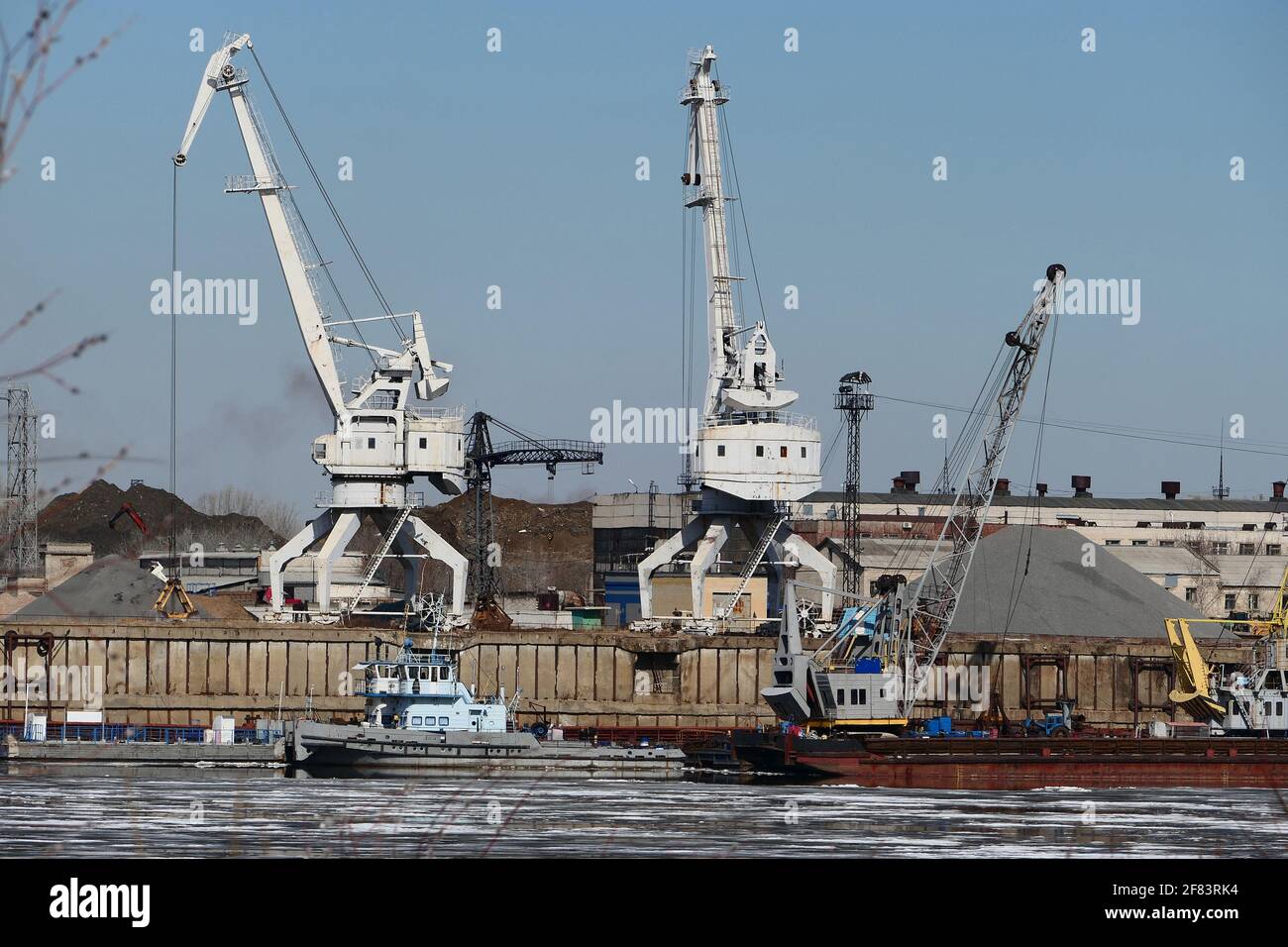 Der Flusshafen. Wassertransport, ein spezieller Frachthafenkran und Fluss-Sand-Bergbau. Stockfoto Der Flusshafen. Wassertransport, ein spezieller Frachthafenkran und Fluss-Sand-Bergbau. Stockfoto