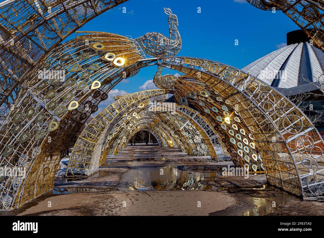 Weihnachtsdekoration (Neujahr) in Moskau (sonniger Wintertag), Russland Stockfoto