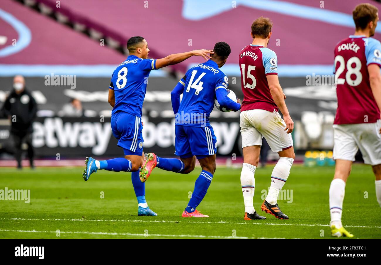 London, Großbritannien. April 2021. Kelechi Iheanacho vom Leicester City FC feiert das erste Tor des Leicester City FC in der zweiten Hälfte des Premier League-Spiels zwischen West Ham United und Leicester City am 11. April 2021 im London Stadium, Queen Elizabeth Olympic Park, London, England. Foto von Phil Hutchinson. Nur zur redaktionellen Verwendung, Lizenz für kommerzielle Nutzung erforderlich. Keine Verwendung bei Wetten, Spielen oder Veröffentlichungen einzelner Clubs/Vereine/Spieler. Kredit: UK Sports Pics Ltd/Alamy Live Nachrichten Stockfoto
