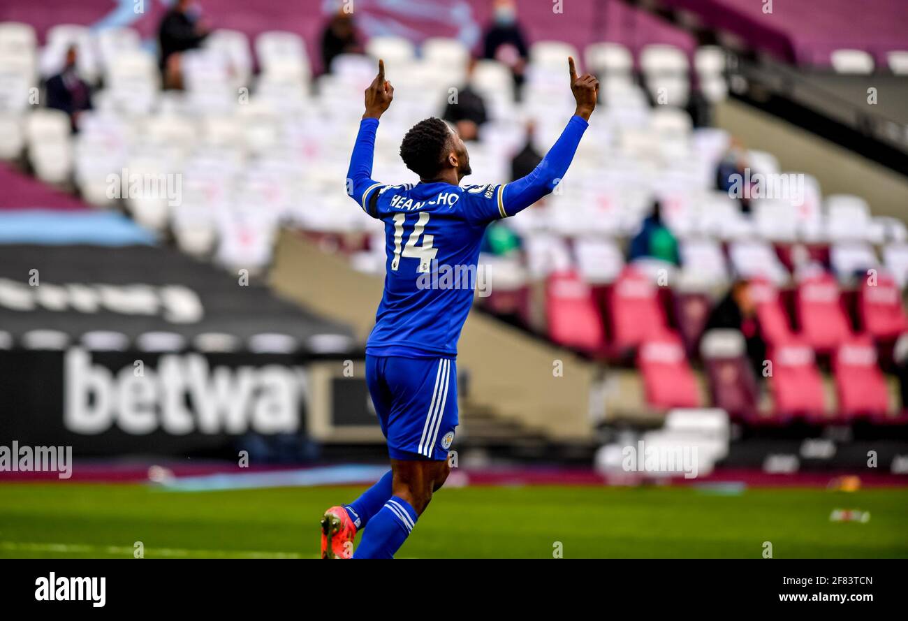 London, Großbritannien. April 2021. Kelechi Iheanacho vom Leicester City FC feiert das erste Tor des Leicester City FC in der zweiten Hälfte des Premier League-Spiels zwischen West Ham United und Leicester City am 11. April 2021 im London Stadium, Queen Elizabeth Olympic Park, London, England. Foto von Phil Hutchinson. Nur zur redaktionellen Verwendung, Lizenz für kommerzielle Nutzung erforderlich. Keine Verwendung bei Wetten, Spielen oder Veröffentlichungen einzelner Clubs/Vereine/Spieler. Kredit: UK Sports Pics Ltd/Alamy Live Nachrichten Stockfoto