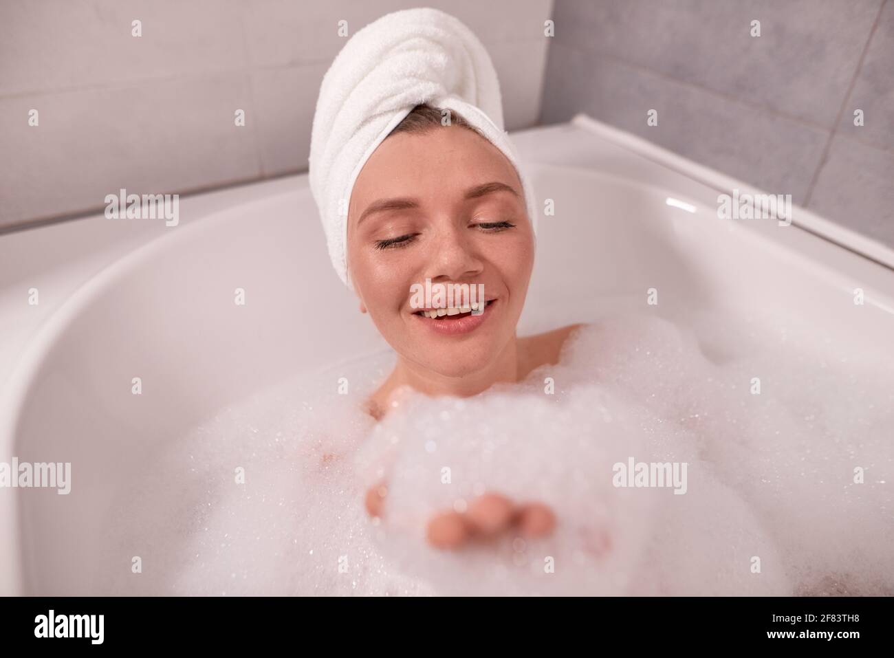 Frau badewanne schaum Fotos und Bildmaterial in hoher Auflösung Alamy