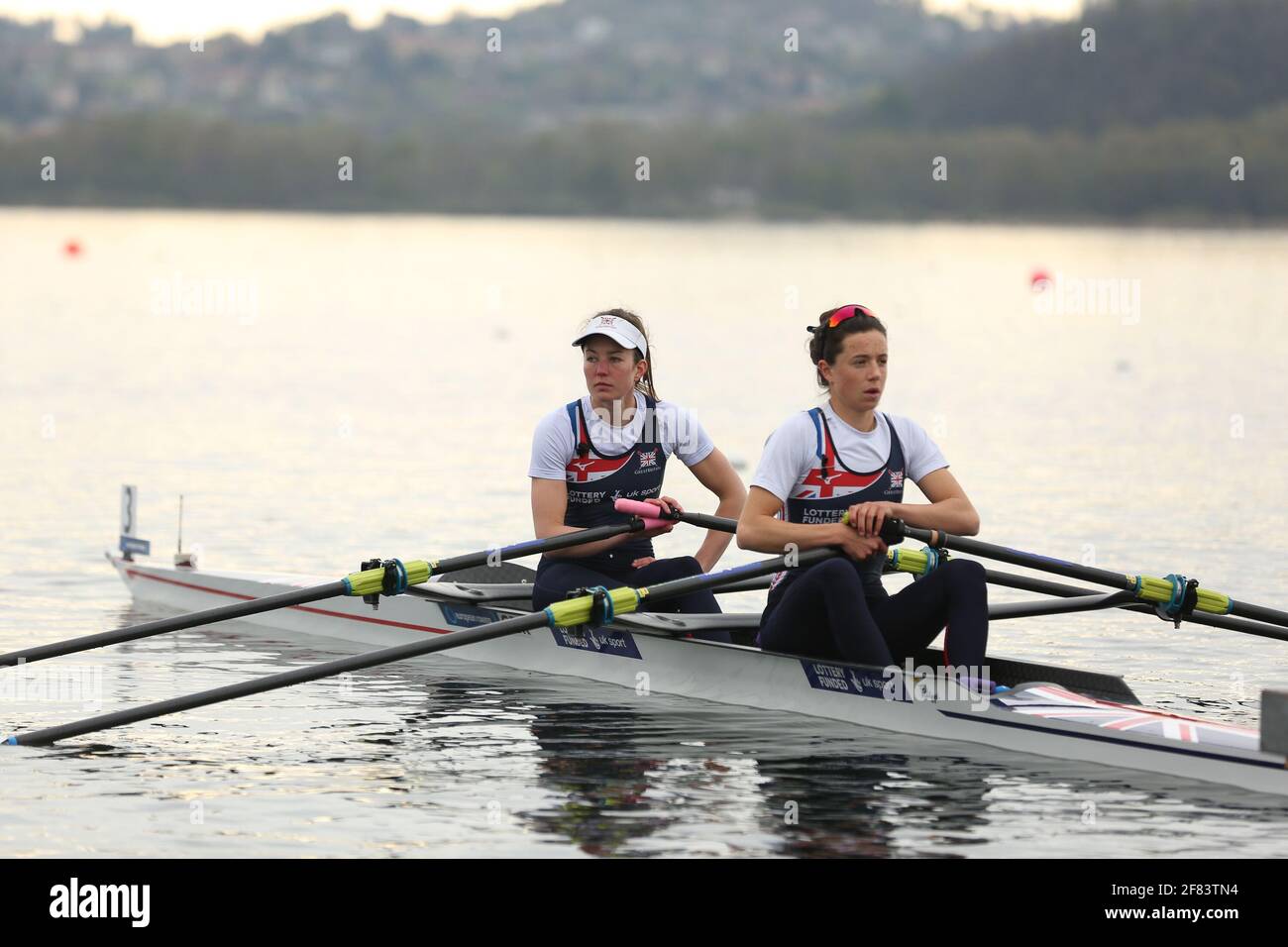 Varese, Italien. April 2021. Emily Craig und Imogen Grant aus Großbritannien treten am 2. Tag bei den European Rowing Championships im Lake Varese am 10. April 2021 in Varese, Italien, im Halbfinale DER Leichtgewicht-Doppelzweier an. Quelle: Mickael Chavet/Alamy Live News Stockfoto