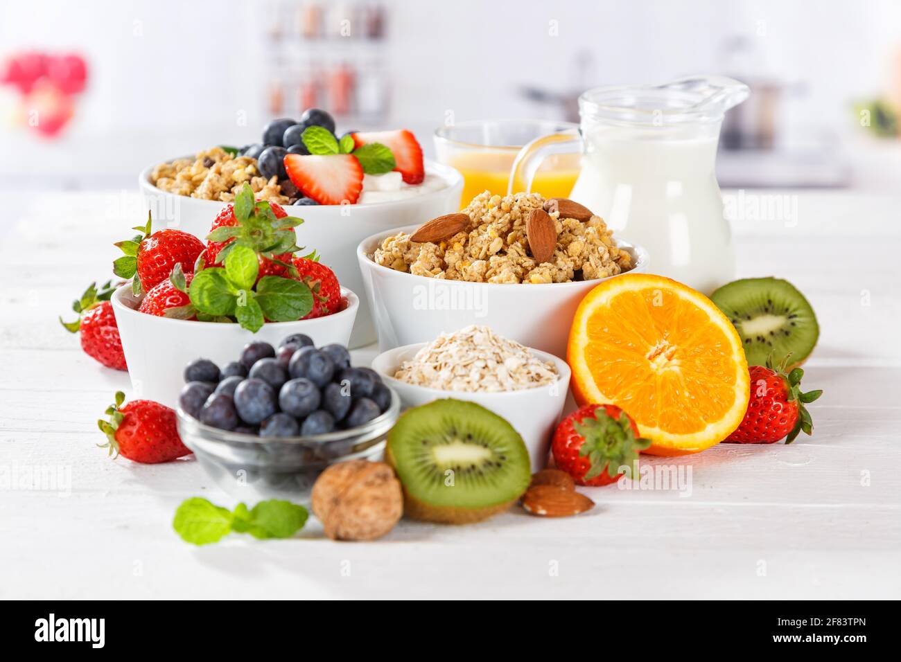 Gesundes Frühstück Erdbeer Joghurt Obst Schüssel Topf Essen Joghurt Essen Früchte Stockfoto