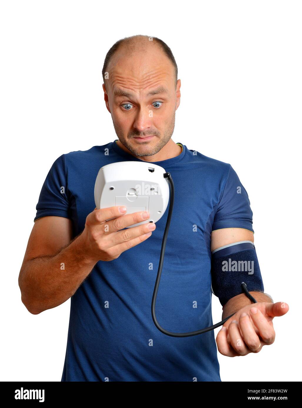 Mann, der den Blutdruck auf weißem Hintergrund misst. Stockfoto