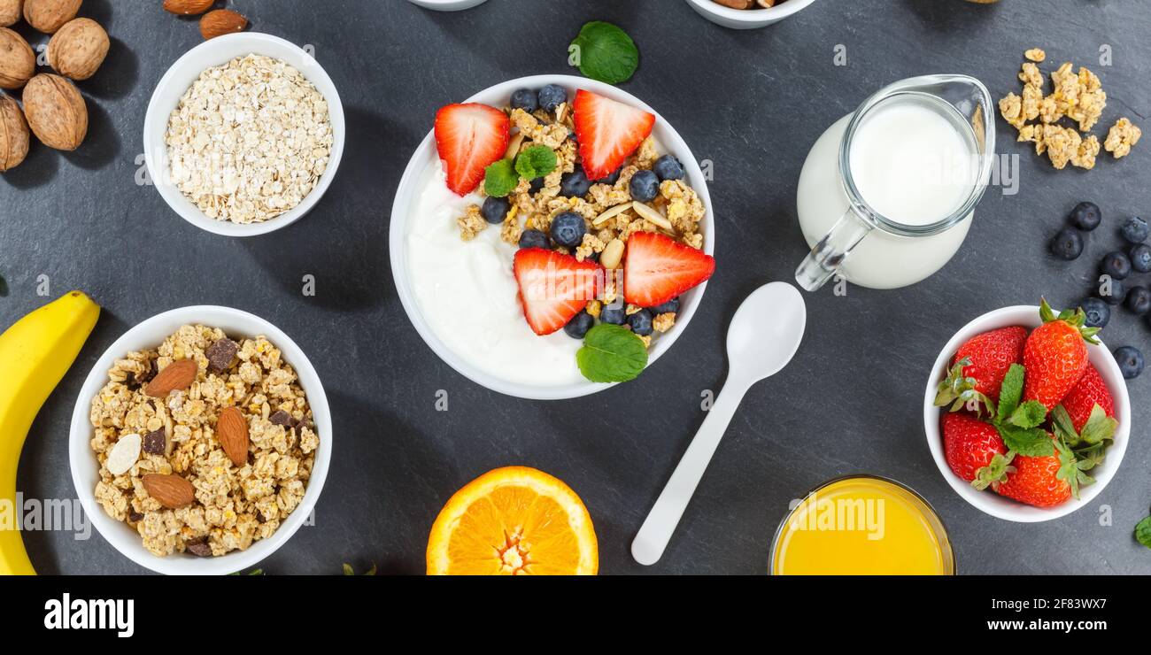 Erdbeer Joghurt Obst Frühstück Löffel Schüssel Topf gesund essen Joghurt Essen auf einem Schieferbanner Stockfoto