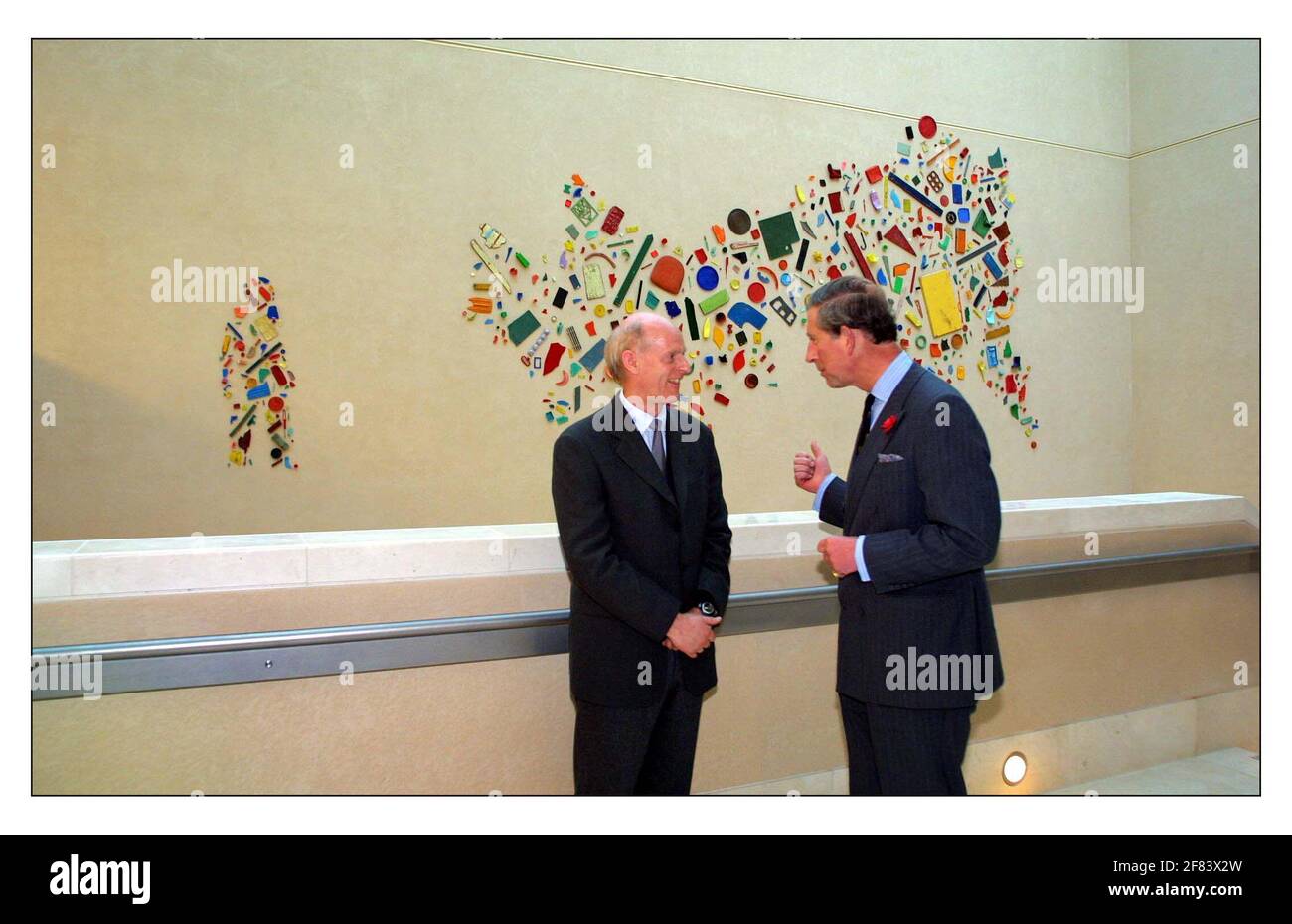 Der Prinz von Wales eröffnete die Tate Britain Centenary Development bei der Tate Britain Millbank London. HRH mit Tony Cragg vor seiner Kunst Großbritannien vom Mundbild David Sandison 30/10/2001 aus gesehen Stockfoto