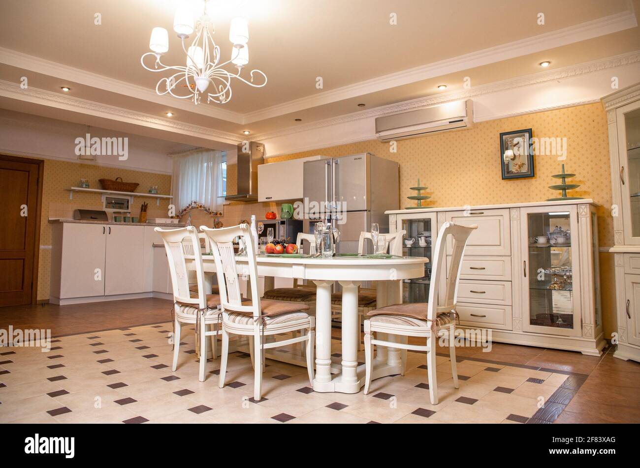 Helle Küche mit Essbereich. Stilvoller Tisch und Stühle im Zimmer. Stockfoto