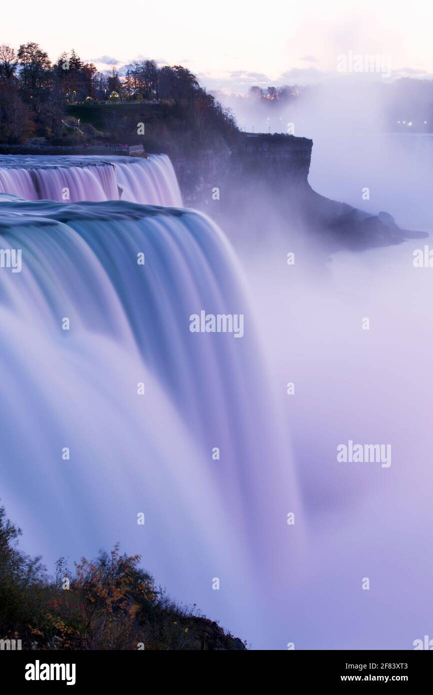 USA, NewYork, Niagarafälle, die American Falls in der Abenddämmerung. Stockfoto