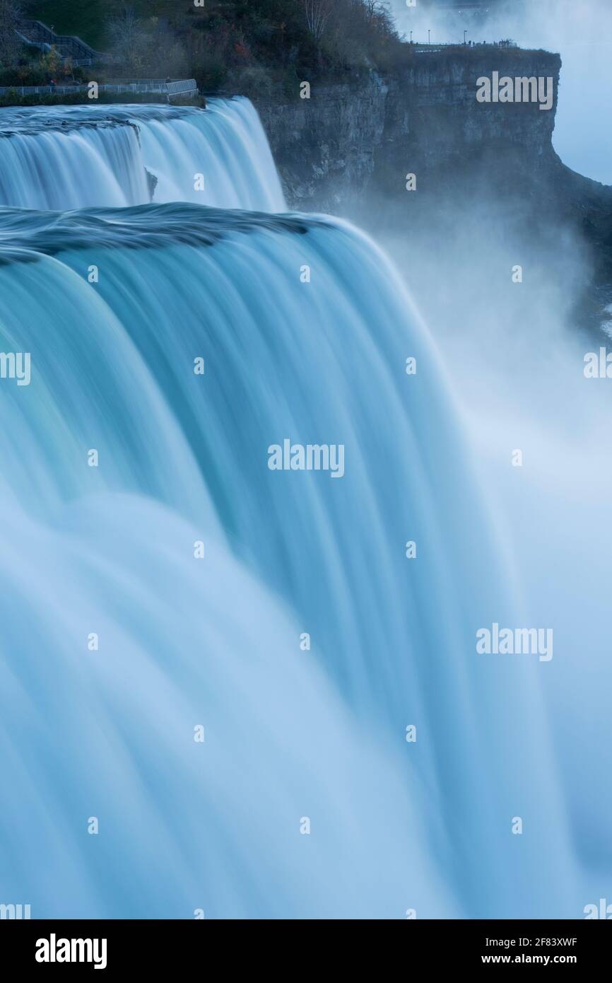 USA, NewYork, Niagarafälle, die American Falls in der Abenddämmerung. Stockfoto