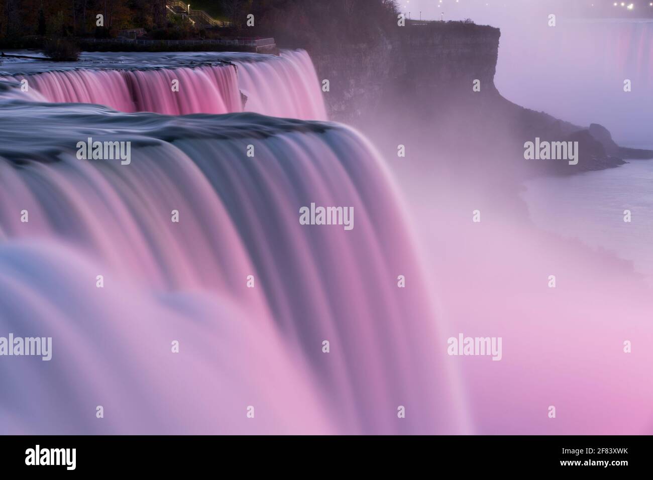 USA, NewYork, Niagarafälle, die American Falls in der Abenddämmerung. Stockfoto